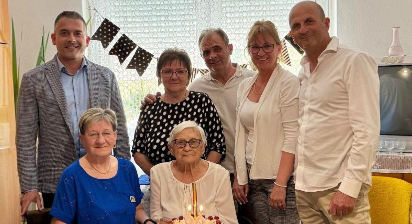 Megható pillanatok Tiszafüreden: 90. születésnapján köszöntötték Erzsike nénit