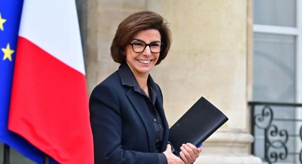 Lehet-e a köztársasági elnök az igazságügyi miniszter újszülött gyermekének apja?