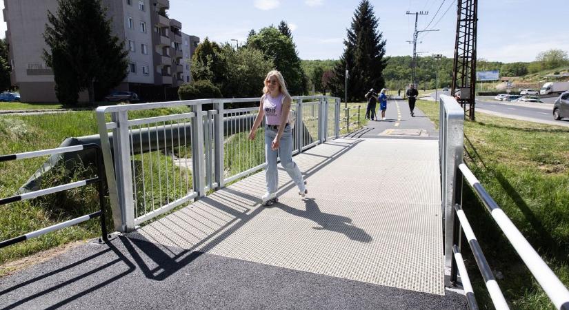 Biztonságban kelhetünk át rajta, fémből készült a híd (galéria)