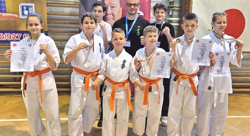Sorra gyűjtik a trófeákat a Békés megyei kyokushin karate klubok