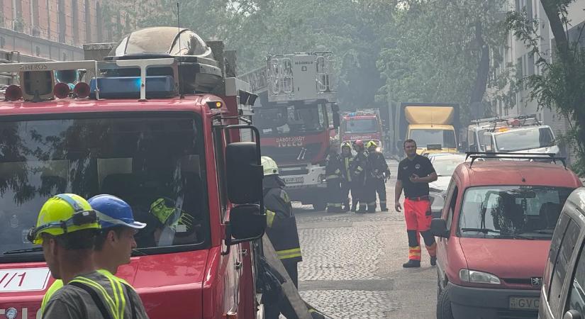 Szabolcs utcai tűz: a park tüze terjedt át a házra - helyszíni fotók