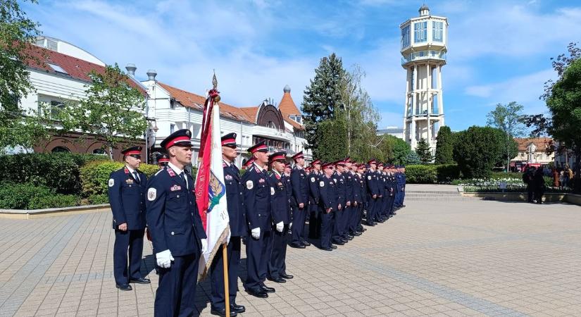 Látványos felvonulás Siófokon – minden szem a tűzoltókra szegeződött