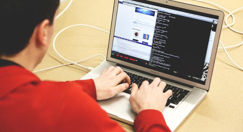 Egy kattintás, és vitték a pénzt: tíz embert vádolnak csalással Debrecenben