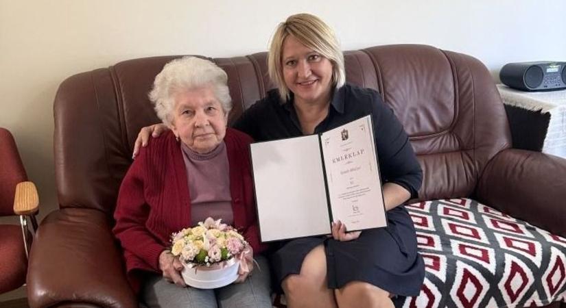 Városi köszöntést kapott a 95 éves Mária néni, aki tabletet is használ