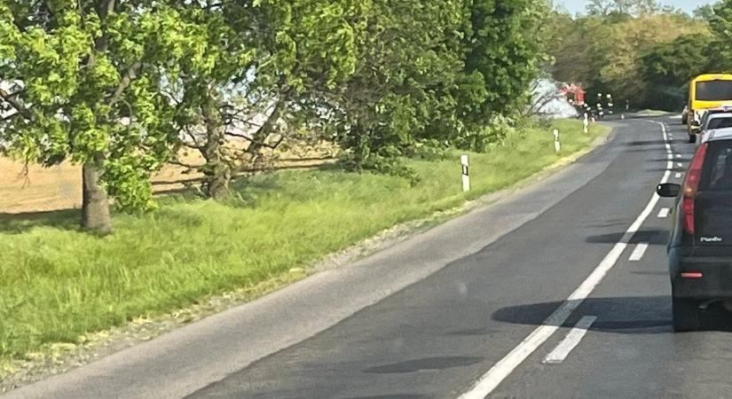 Drámai lángok csaptak fel a forgalmas baranyai úton – Teljes útlezárás az 57-esen
