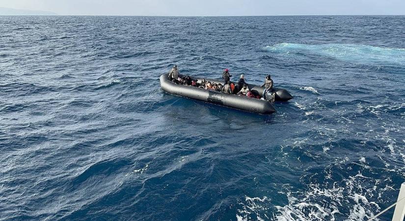 Migránsok haltak meg, miközben megpróbáltak átkelni a La Manche csatornán egy kis csónakkal