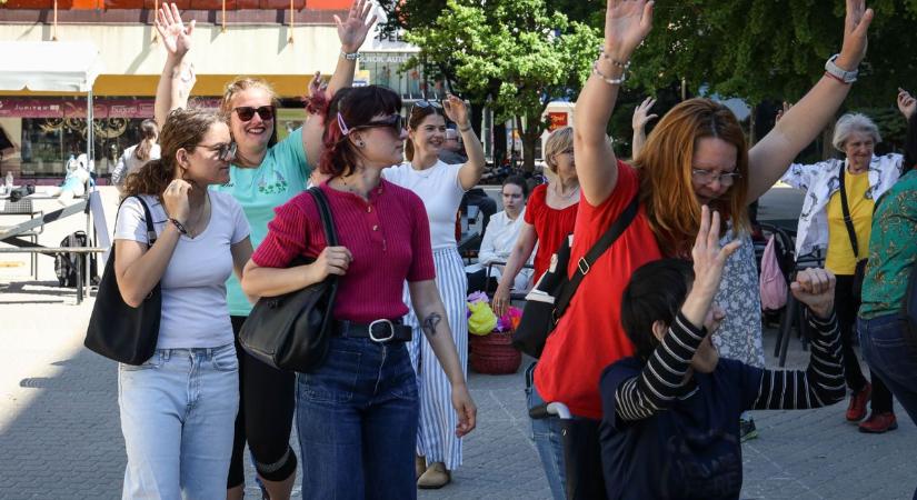 Színes szalagokon hagytak üzeneteket Szolnok belvárosában – galériával