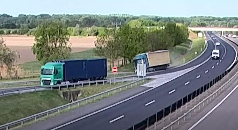 Félelmetes videó: egy hatalmas kamion fékezés nélkül letért a sztrádáról - videó