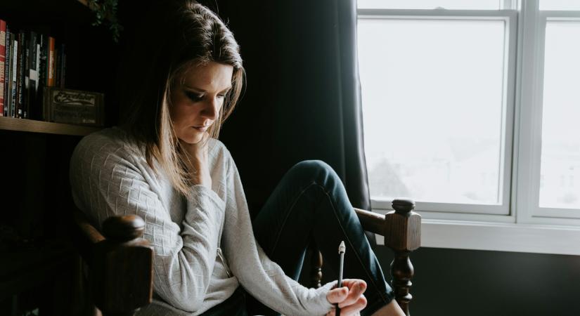 „Mindenki kifogásként használja, hogy ő introvertált” – Pszichológusok a személyiségről és a társadalmi szorongásról