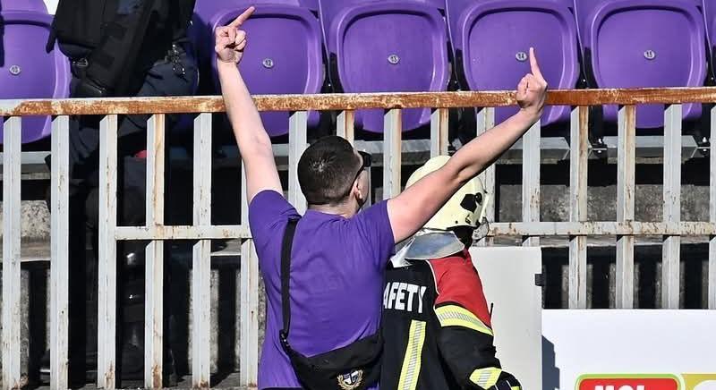 Megszólalt a derbin a pályáról a fradistáknak mutogató Újpest-szurkoló: "Senkit nem bíztatok arra, hogy ugyanezt megcsinálja"