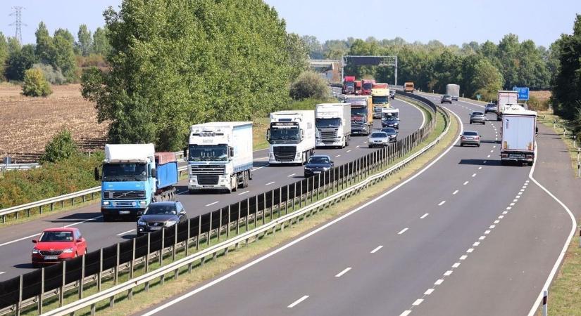 Lecsaptak az üzemanyagtolvajokra: az autópálya pihenőjében érték tetten a bandát