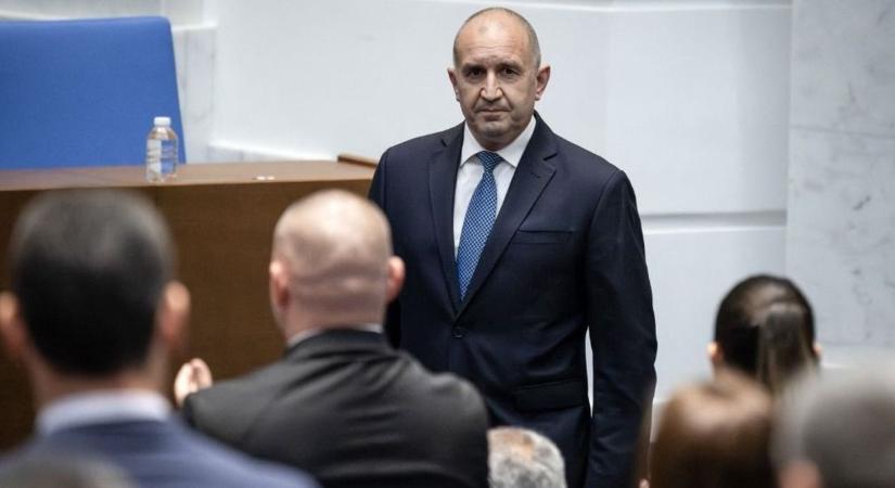 Borzasztó napja van Von der Leyennek: szinte egyidőben bukott meg a Brüsszel-barát román kormány, és bízták meg a "bolgár Orbánt"
