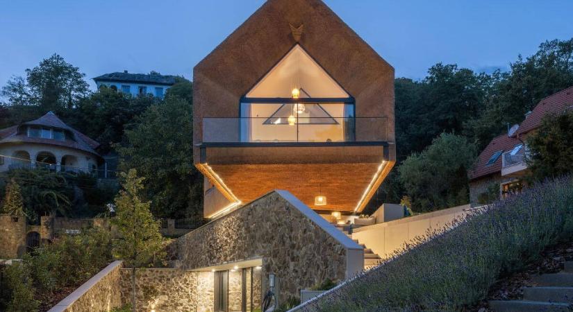 Képeken a sírdogáló Balásy luxusingatlanjai: lebegő villa, hegybe vájt palota és Veszprém megyei birtok