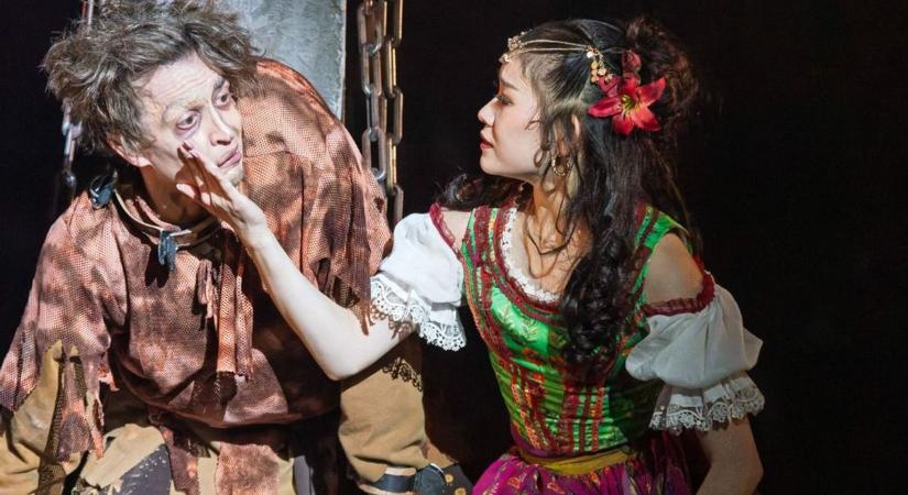 Ne maradj le! Utoljára látható a Notre Dame-i toronyőr szívszorító története Pécsen