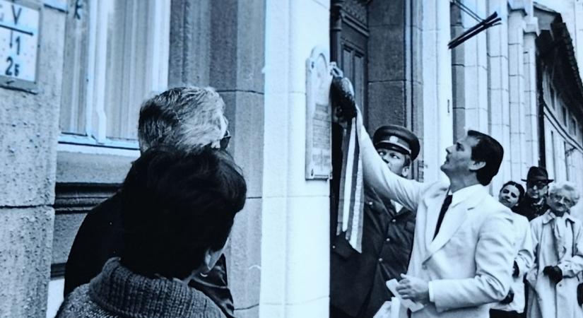 35 éve kapott emléktáblát a rekorder polgármester