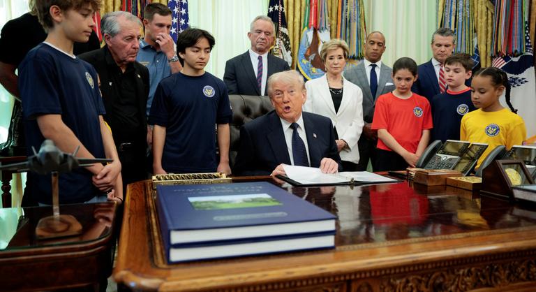 Donald Trump gyerekekkel körbevéve jelentette ki: Az iráni őrülteknek nem lesznek atomfegyvereik