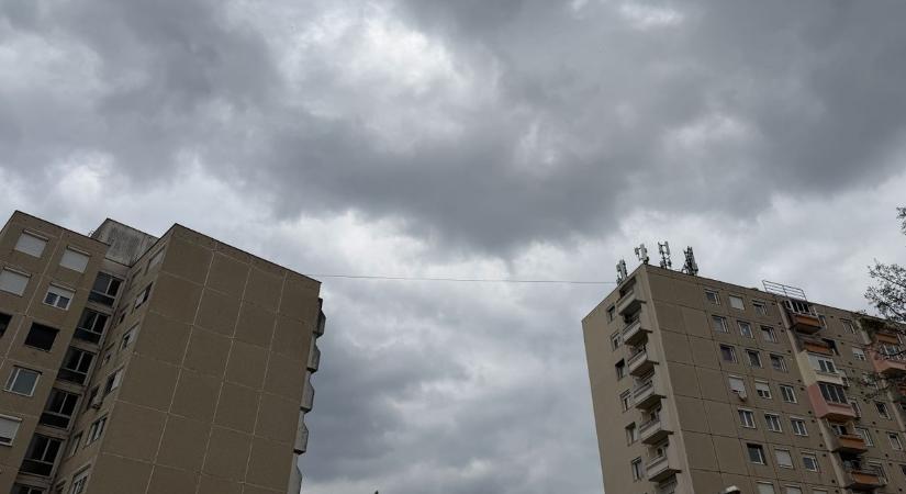 Elsötétülhet az ég Tatabánya felett szerdán, zivatarokra adtak ki figyelmeztetést