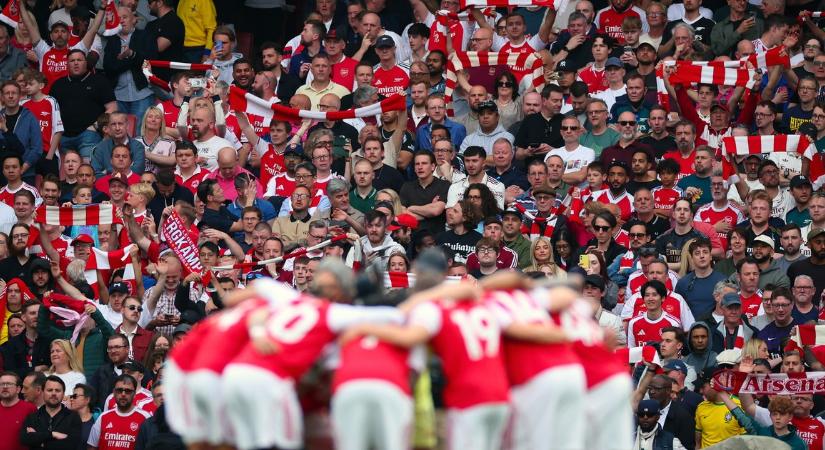 Eláll a lélegzet is: elképesztő szenvedéllyel szurkolnak az Arsenalért a kisgyerekek – videó