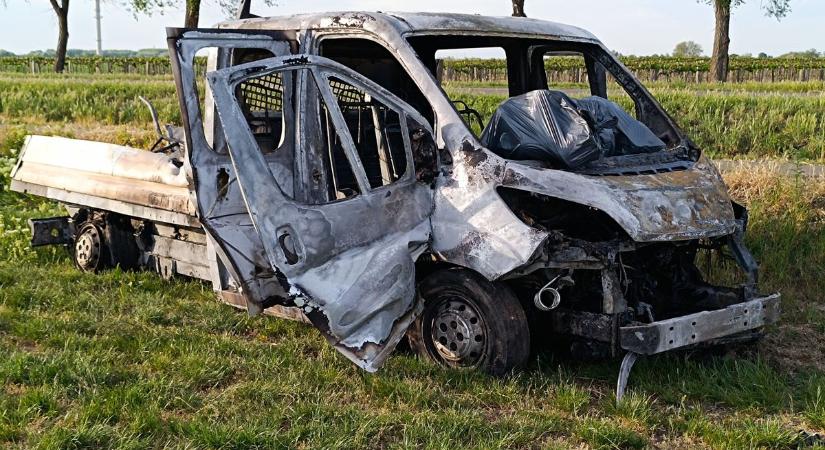 Lángoló festékszállítmány az 53-ason: hatalmas tűzcsóvát húzott maga után a kisteherautó  fotók, videó