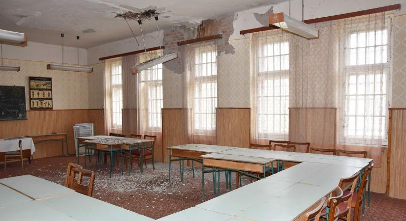 Kísérteties titkokat rejtenek a kapitányréti iskola falai – bejutottunk az enyészeté lett épületbe