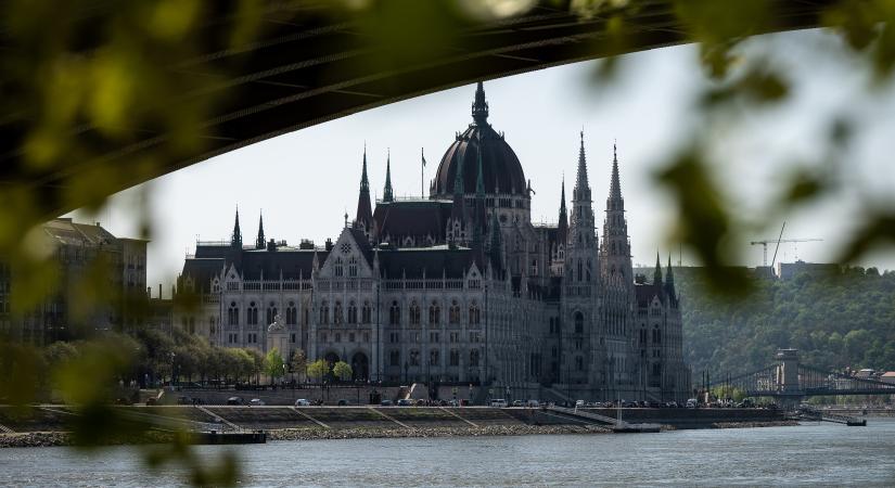 Így készül a MÁV az új parlament megalakulására és Magyar Péter esküjére