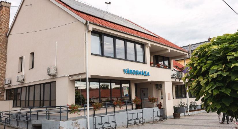 Feltörték a pétervásárai önkormányzat adatbázisát, lehallgatásra alkalmas eszköz is előkerült