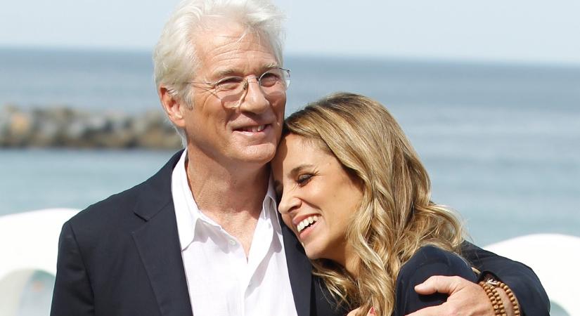 Nincs náluk boldogabb. Richard Gere fiatal felesége ma délben elképesztő hírt kürtölt világgá