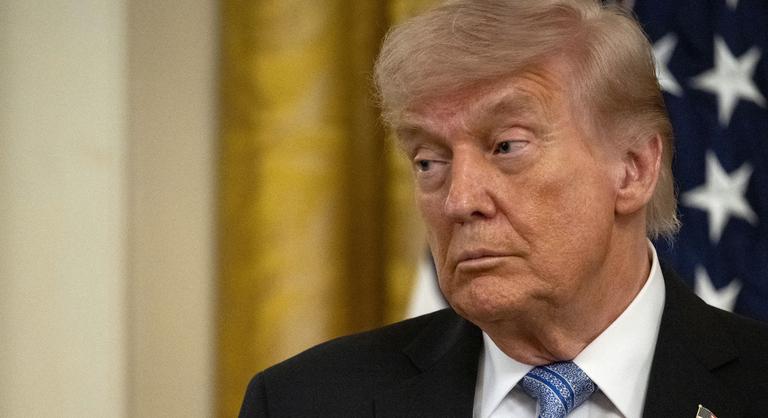 Donald Trump ismét nekitámadt a pápának, miközben külügyminisztere Rómában térden csúszik