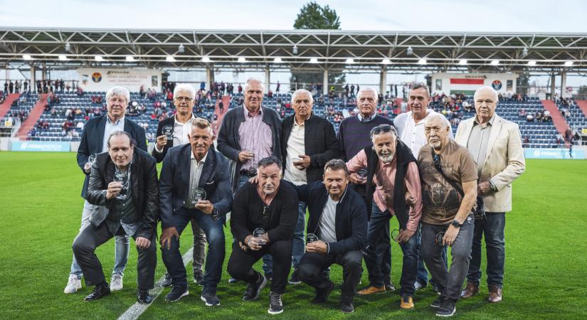 Vasas: A feljutás után a legendás kupagyőztes csapatot ünnepelték - fotók, videó