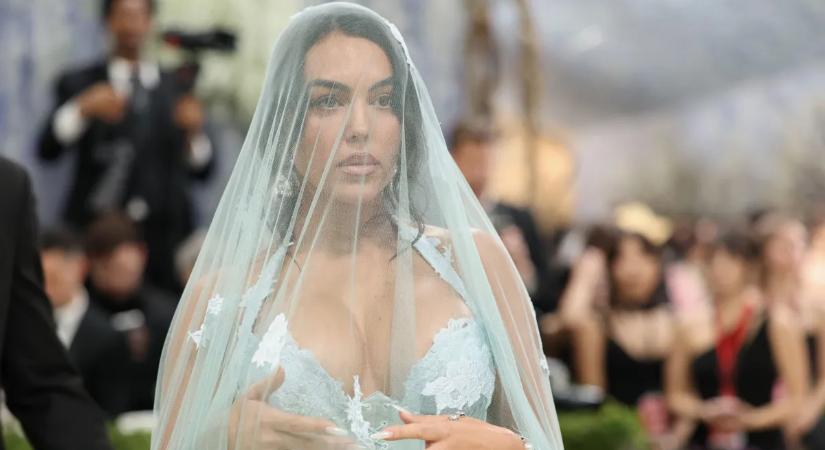 Cristiano Ronaldo felesége nem finomkodott, a vörös szőnyegen rakta ki a gigamelleit
