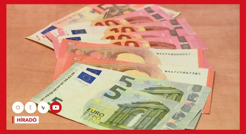 Most érdemes eurót váltani? Ekkor térhet vissza a 400 forintos árfolyam