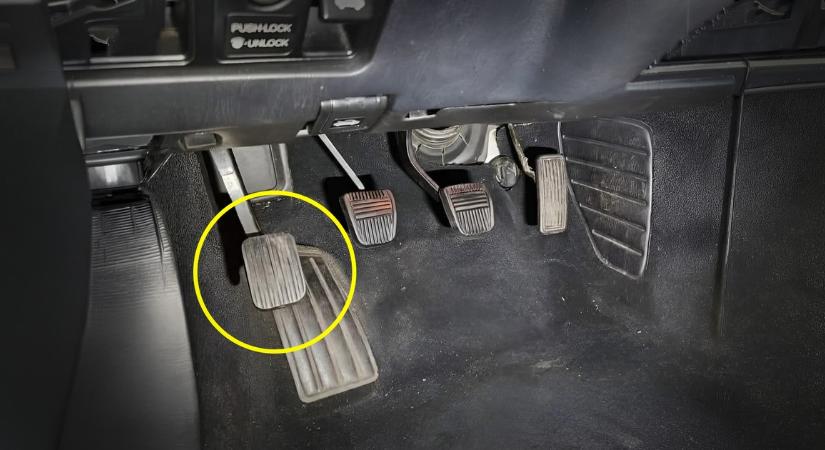 Rejtélyes plusz pedál az autóban? Sokan ma sem tudják, mire való