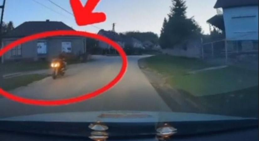 Menekülés közben kőfalnak csapódott egy motoros a Bakonyban (videó)