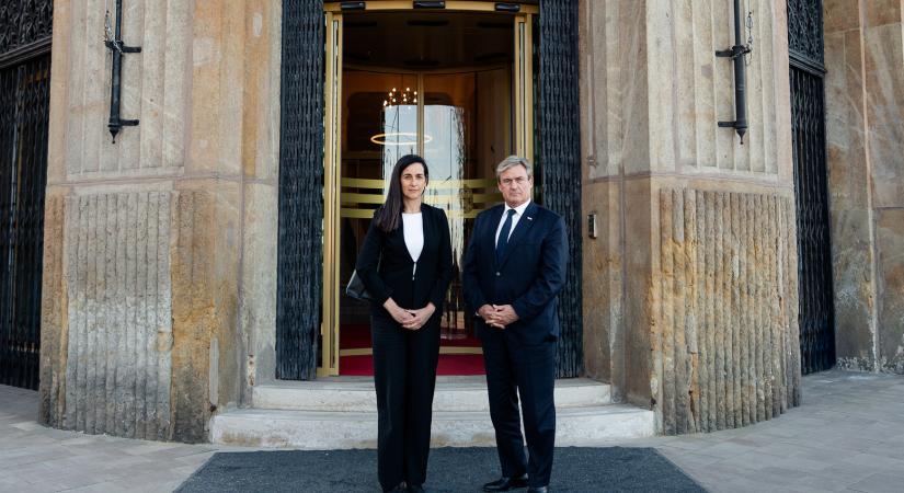 Félelmekkel és reményekkel várják a kormányváltást a Bem téren