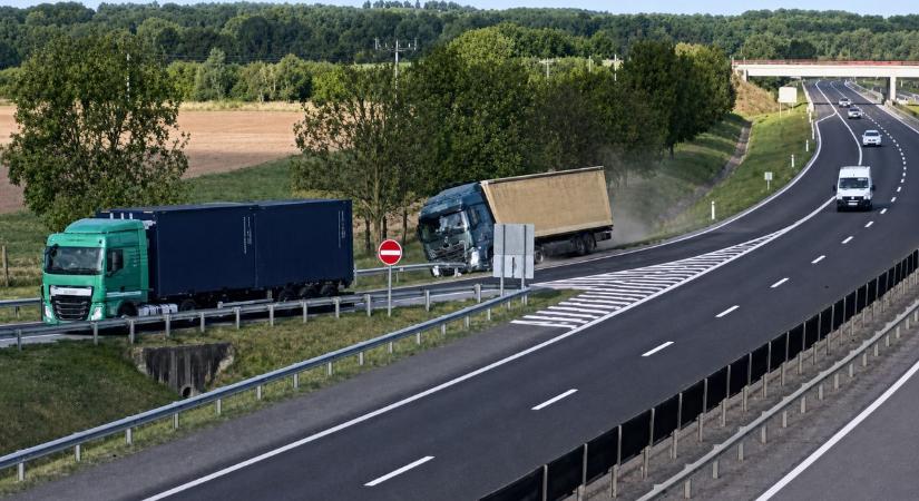 Egyenes út az árokba: fékezés nélkül csapódott be a kamion (videó)