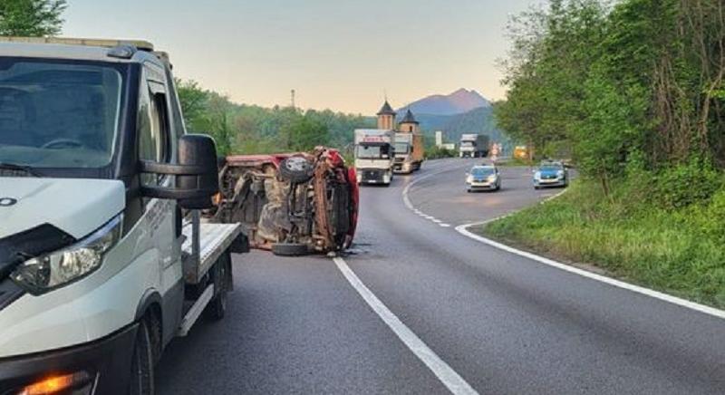 Felborult egy kisteherautó – A sofőr és három gyermek kórházban