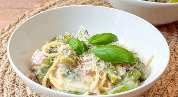 Baconös-spárgás spagetti: krémes tészta 30 perc alatt