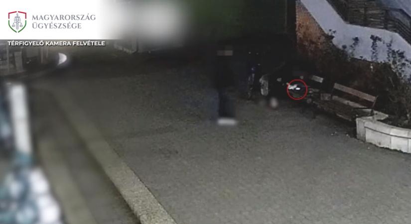 Padon alvó ismerősét lopta meg