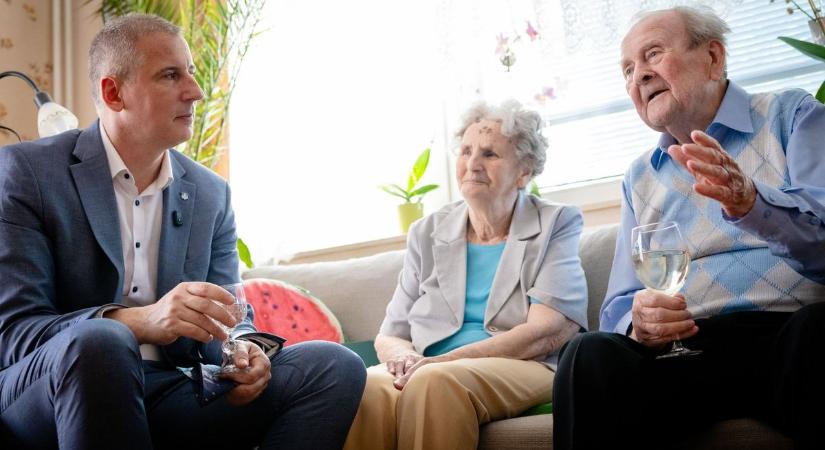 90 éves lett Kereszturi Béla, Nemény András polgármester köszöntötte