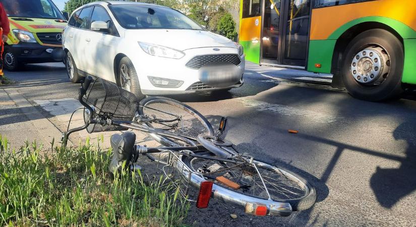 Kerékpárost ütött el a kanyarodó autós Nyíregyházán (fotók)