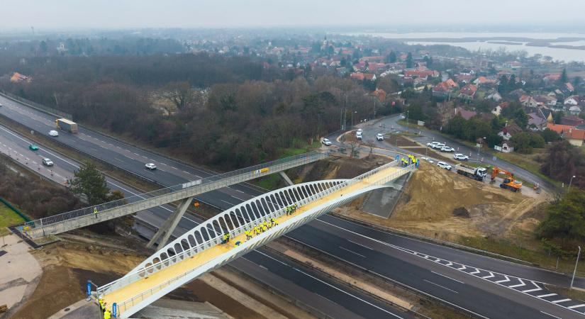 Mától üzemel az M7-es új hídja, kezdődhet a régi híd bontása