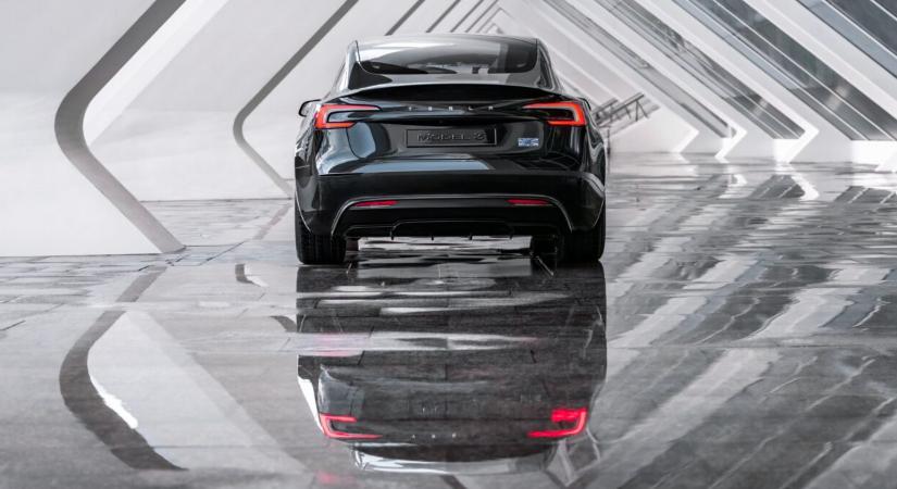 Zuhant a Tesla márkaértéke, csökkent a Mercedesé és a Porschéé, jönnek fel a kínaiak