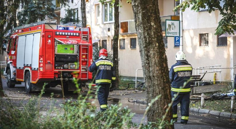 Rohantak a tűzoltók, kigyulladt egy nyíregyházi lakás konyhája!