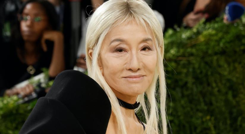Vera Wang szédítően merész szettben érkezett a Met-gálára – apró felsőrésze szinte semmit nem takart