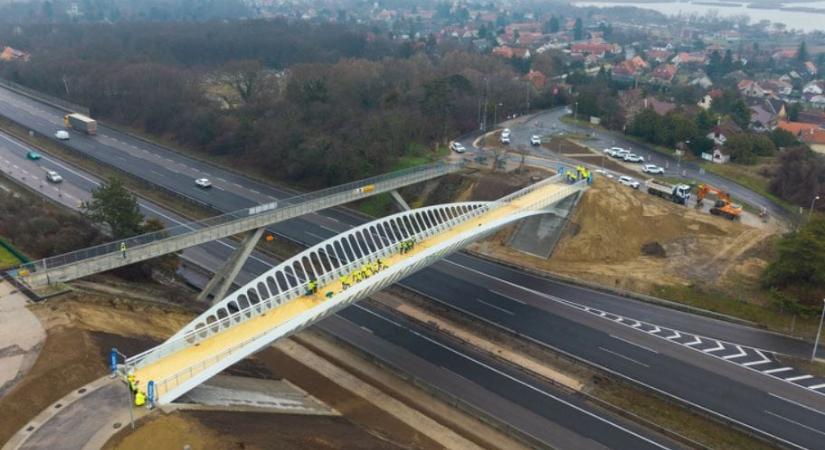 Megnyílt az M7-es új hídja Velencénél, kezdődik a régi bontása