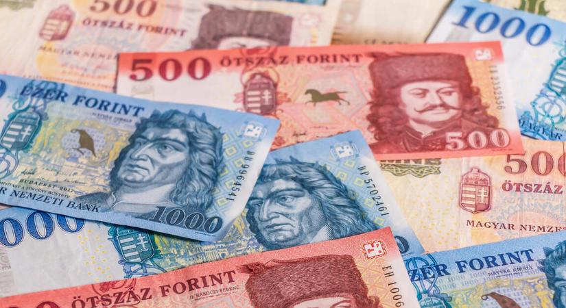 Nem bír magával: 360 alatt a forint