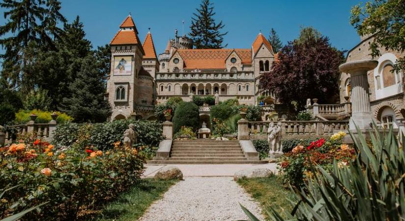 Mintha egy Disney palotába csöppentünk volna: 40 perc Budapestről ez a meseszép hely