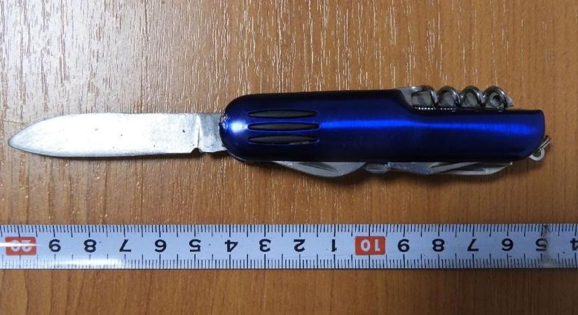 Lopott és bicskával fenyegetőzött a férfi – kábítószert is találtak nála