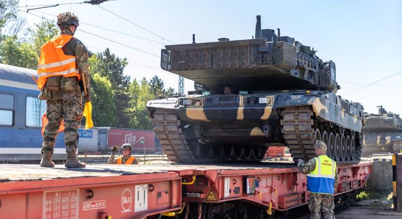 Acélos menetrend: Leopard harckocsik gördültek a tatai vagonokra