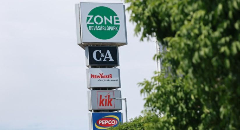 Látványos változás indult el a szekszárdi bevásárlóparknál